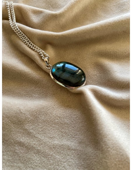 Labradorite medallion 3.3 cm x 2.4 cm