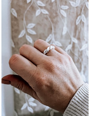 Adjustable twisted ring