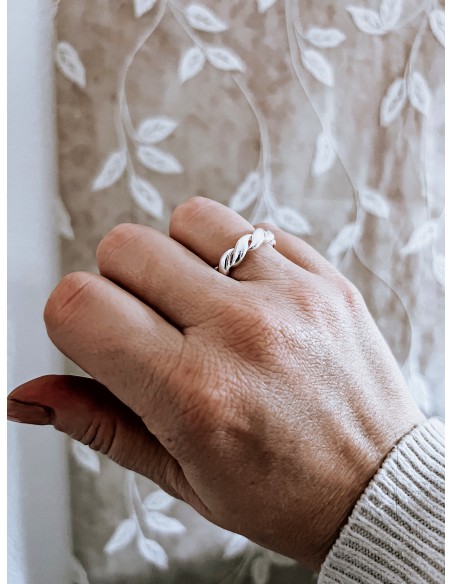 Adjustable twisted ring