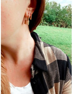 V-Shaped Mono Huggie Earring 2