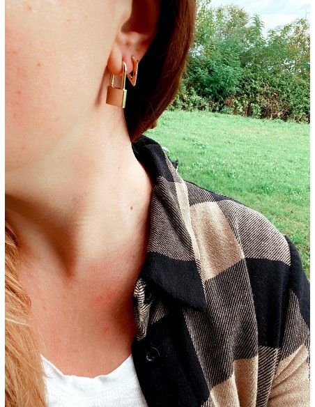 V-Shaped Mono Huggie Earring